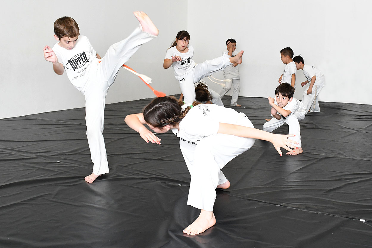 niños practicando capoeira