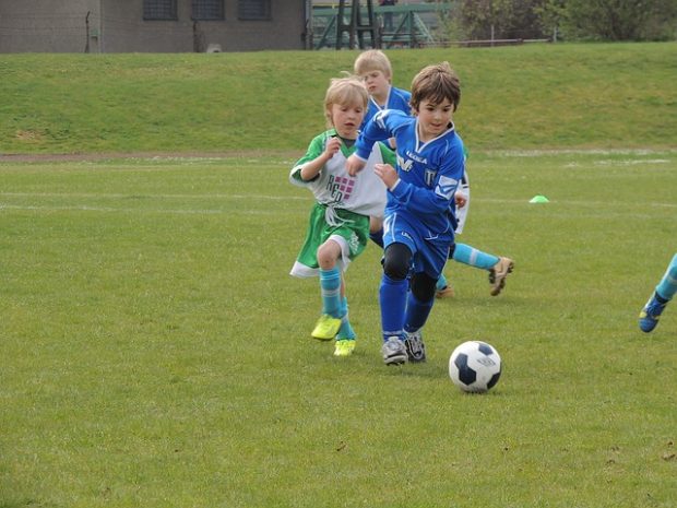 niños jugando futbol