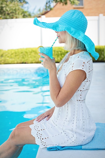 mujer con ropa de verano