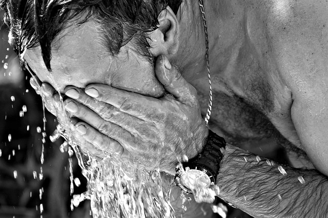 Persona refrescándose