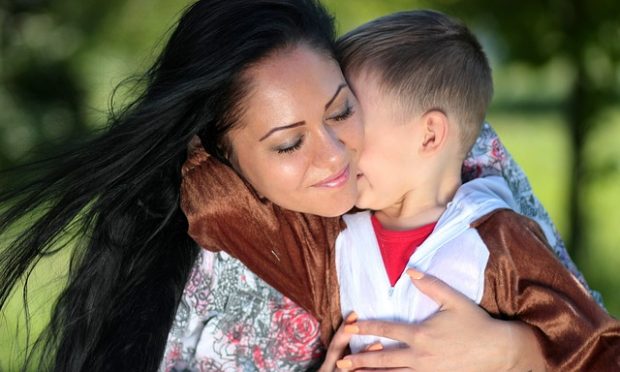 mama abraza a su hijo