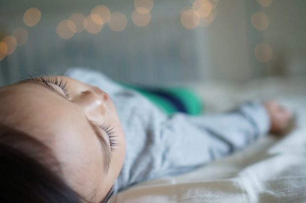 Rutinas de sueño en niños y adolescentes: guía práctica con consejos y recursos 2 nino se despierta