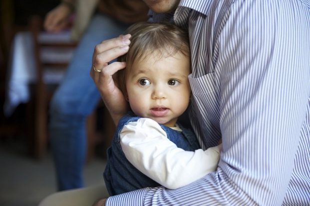 padre abraza a su hijo pequeño