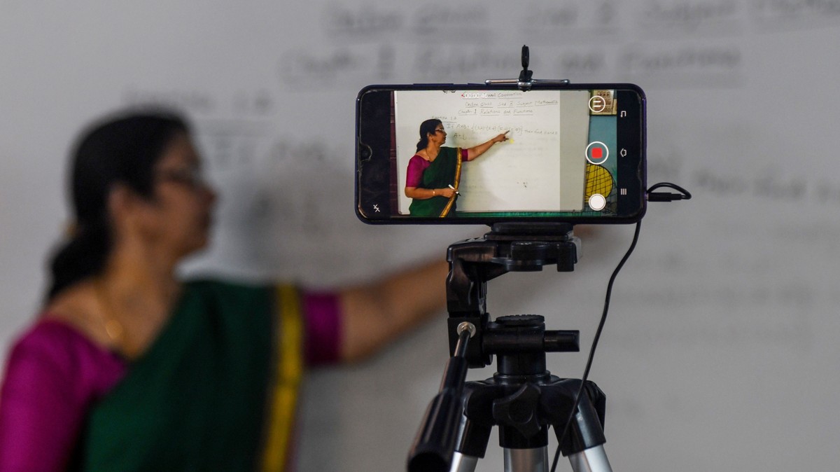 A medida que las clases indígenas se conectan a Internet, aquellos que no pueden pagar los teléfonos inteligentes se quedan sin